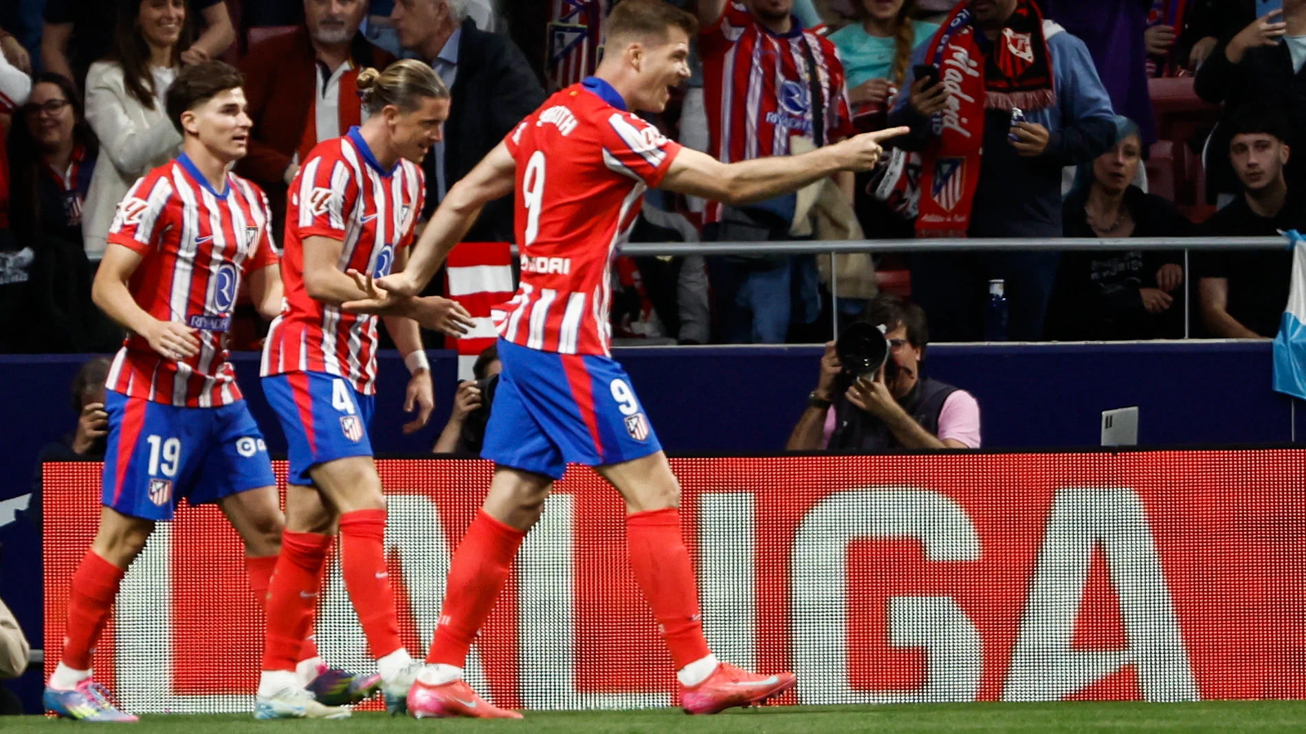 MADRID, 24/04/2025.- El delantero noruego del Atlético Alexander Sørloth (d) celebra tras anotar el primer gol durante el partido de la jornada 33 de LaLiga EA Sports que Atlético de Madrid y Rayo Vallecano disputan este jueves en el estadio Metropolitano. EFE/Sergio Pérez