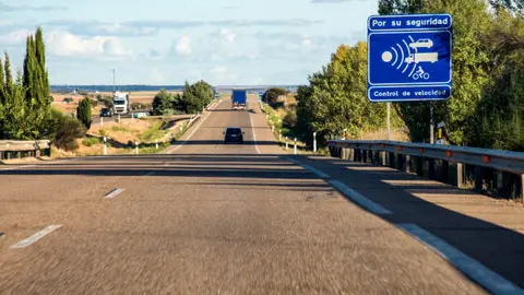 ¿Es verdad que la DGT sabe si he frenado antes de un radar?