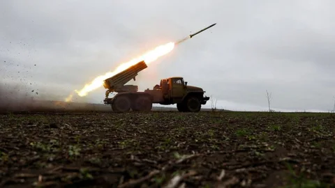 Rusia despliega en Ucrania cohetes norcoreanos de 240 mm: la guerra entra en una nueva fase