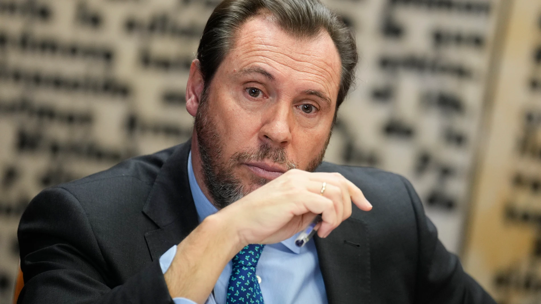 MADRID, 24/04/2025.-El ministro de Transportes, Óscar Puente, comparece en la comisión del caso Koldo del Senado por segunda vez en ocho meses, al día siguiente de que el Tribunal Supremo haya apuntado a "indicios bastantes" de delito en los contratos de trabajo en empresas públicas para Jéssica Rodríguez, expareja de José Luis Ábalos, uno de sus antecesores en el cargo.-EFE/ Borja Sanchez-Trillo