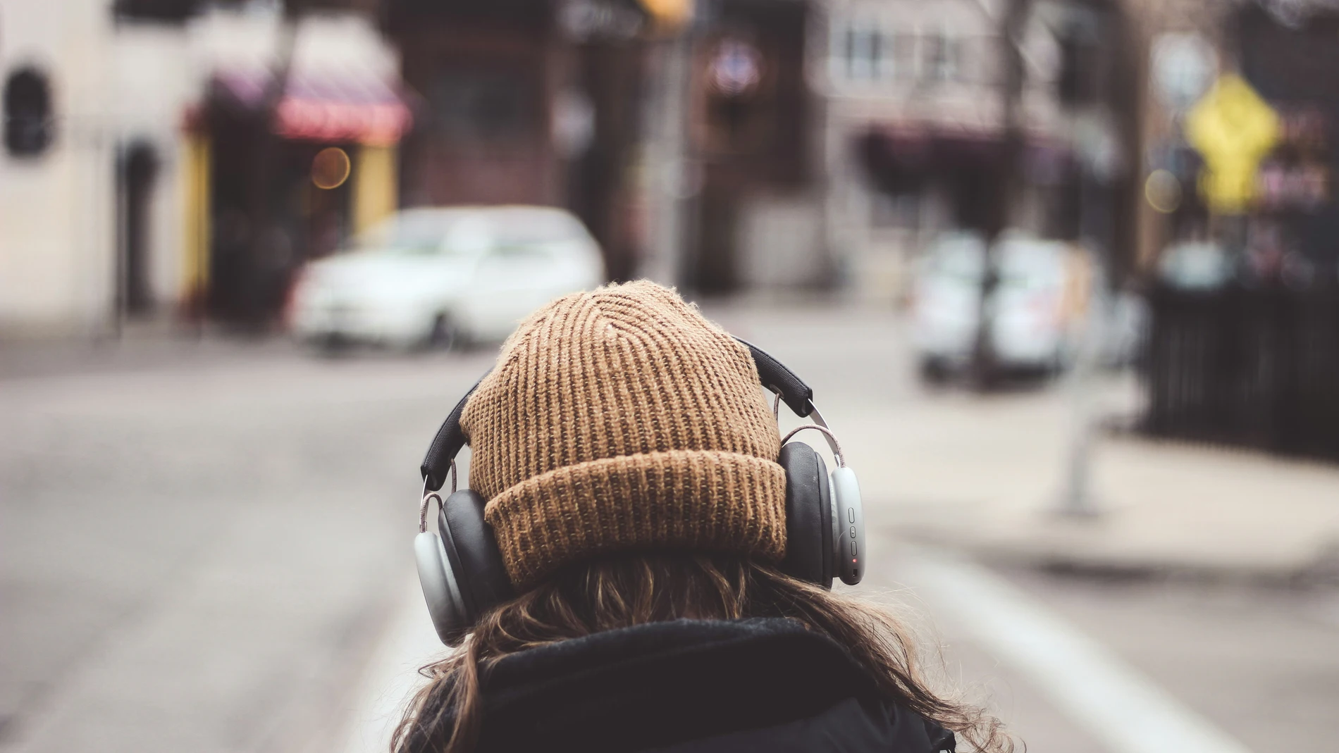 El modelo Perfect Fit Content está convirtiendo la música en ruido de fondo y erosiona a los autores