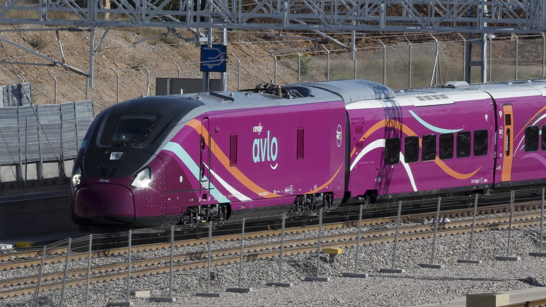 GRAFCVA634. VALENCIA, 22/05/2024.- Vista general del Avlo València-Madrid con material S-106 (581 plazas y velocidad máxima superior a los 320 kilómetros/hora), cuyo servicio ha sido puesto en marcha este miércoles por Renfe y que cubre el trayecto en dos horas y seis minutos. EFE/Biel Aliño