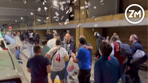 Insultos y billetes a la cara: tensión entre jugadores, directiva y aficionados del Sevilla