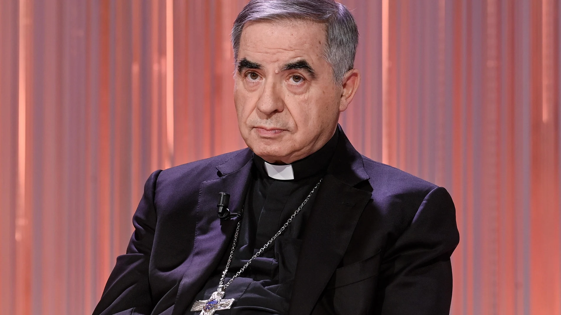 El cardenal Angelo Becciu en un programa de la televisión italiana
