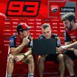 Marc Marquez y su equipo, visualizando los datos extraídos a través de los sensores de su moto