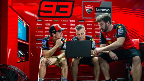 Marc Marquez y su equipo, visualizando los datos extraídos a través de los sensores de su moto