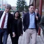 Carlos Martínez llegando a la sede del PSOE en Valladolid