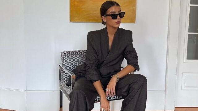 Influencer con traje de lino.