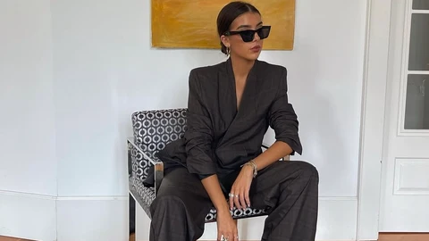 Influencer con traje de lino.