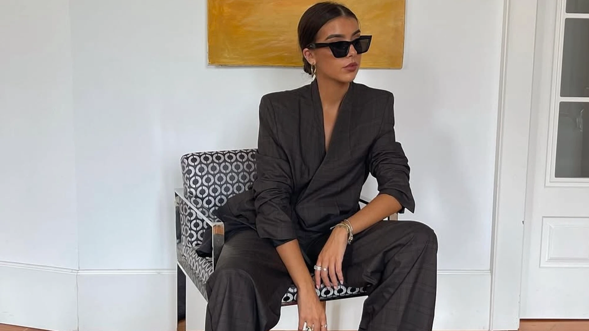Influencer con traje de lino.