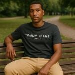 Por menos de 35€ esta camiseta Tommy Jeans puede levantar cualquier look