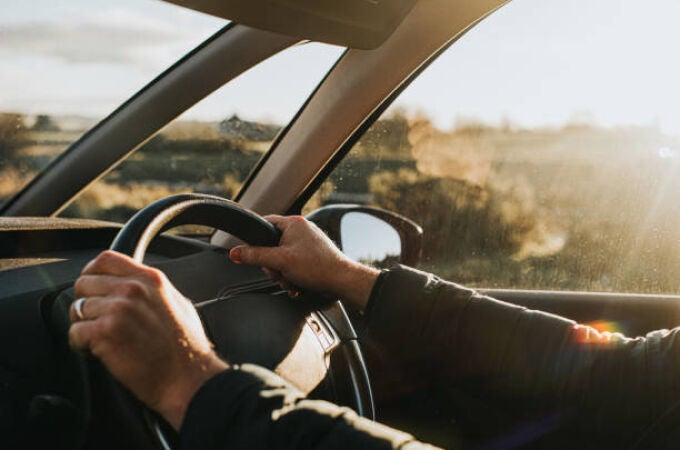 El gesto que hacen miles de conductores en España por el que te pueden caer hasta 200 euros de multa