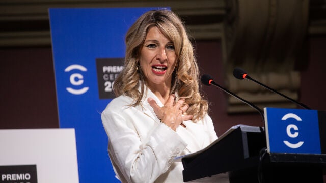 Yolanda Díaz clausura el acto de entrega del ‘Premio CEDRO’ a Manuel Rivas