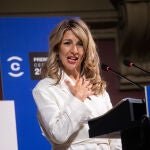 Yolanda Díaz clausura el acto de entrega del ‘Premio CEDRO’ a Manuel Rivas