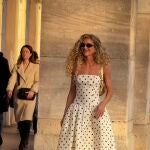 Influencer con vestido de lunares.