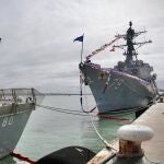 GRAFAND3902. ROTA (CÁDIZ), 16/10/2024.-16/10/2024. El buque USS Oscar Austin (DDG 79), con capacidad para la defensa contra la guerra antisubmarina, antiaérea, antisuperficie y contra misiles balísticos, entre otras misiones, ha llegado este miércoles a la base naval de Rota (Cádiz) para sumarse a los otros cuatro destructores de la marina estadounidense que forman el escudo antimisles de la OTAN, tras el acuerdo alcanzado por el presidente del Gobierno, Pedro Sánchez, y el presidente estadounidense, Joe Biden, durante la cumbre de la OTAN celebrada en Madrid en 2022. EFE/Román Ríos