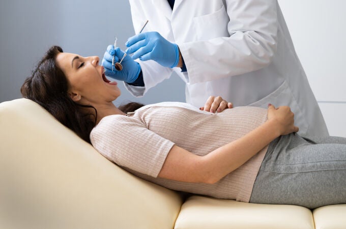 Una mala higiene bucal puede causar problemas durante la gestación