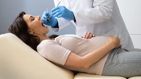 Una mala higiene bucal puede causar problemas durante la gestación