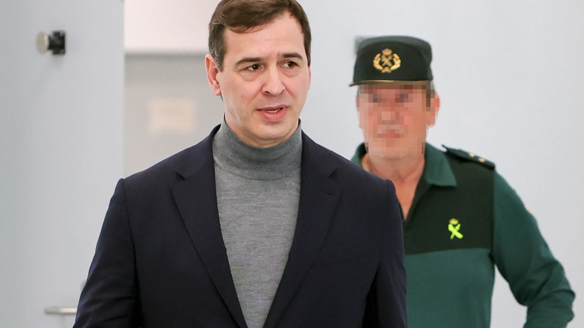 BADAJOZ, 25/04/2025.- David Sánchez (d), hermano del presidente del Gobierno, tras declarar este viernes ante la jueza instructora de la causa por su contratación como coordinador de los conservatorios pacenses de música, cuya investigación también aprecia "indicios de criminalidad" en la adjudicación del puesto de jefe de Programas de Actividades Transfronterizas a un exempleado del Ministerio de Presidencia. EFE/ Jero Morales