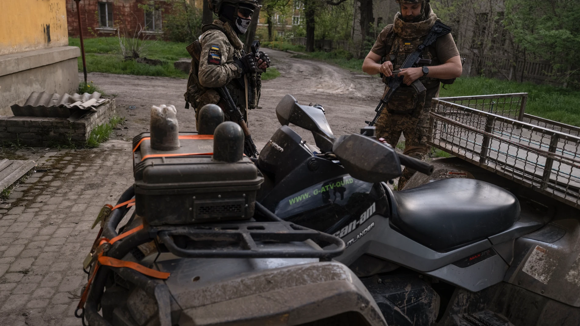 DONETSK (Ukraine), 25/04/2025.- A handout photo made available by the press service of the 93rd Separate Mechanised Brigade of the Ukrainian Armed Forces shows Ukrainian servicemen at anti-drone firing positions of the 93rd Kholodnyi Yar separate mechanised brigade near Kostyantynivka in the Donetsk region amid the ongoing Russian invasion in Ukraine, 24 April 2025 (issued 25 April 2025). Ukrainian combat units set up new anti-aircraft positions along logistical support routes due to the sign...