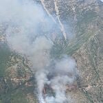 El incendio forestal del paraje Valtocado, en Mijas (Málaga), declarado el pasado jueves y uno de los primeros del año en esta provincia andaluza, quedó finalmente extinguido este viernes, han informado a EFE fuentes del servicio de extinción de incendios forestales de la Agencia de Emergencias de Andalucía. El fuego se dio por extinguido a las 20:00 horas de este viernes y se han visto afectadas superficies de matorral y pasto en un siniestro ocasionado antes del inicio de la temporada en la que se centran este tipo de incendios y que arranca cada 15 de mayo. Había quedado controlado a las 21:55 horas del jueves, casi seis horas después de iniciarse, y movilizó a un helicóptero súper puma y otro semipesado, ocho grupos de bomberos forestales y una brigada Brica, entre otros efectivos, y dos vehículos autobombas