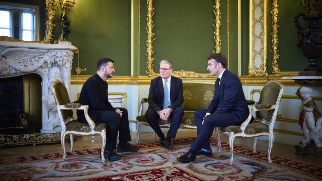 Ucrania.- Zelenski comenta con Starmer y Macron su reunión con Trump en el Vaticano