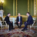 Ucrania.- Zelenski comenta con Starmer y Macron su reunión con Trump en el Vaticano