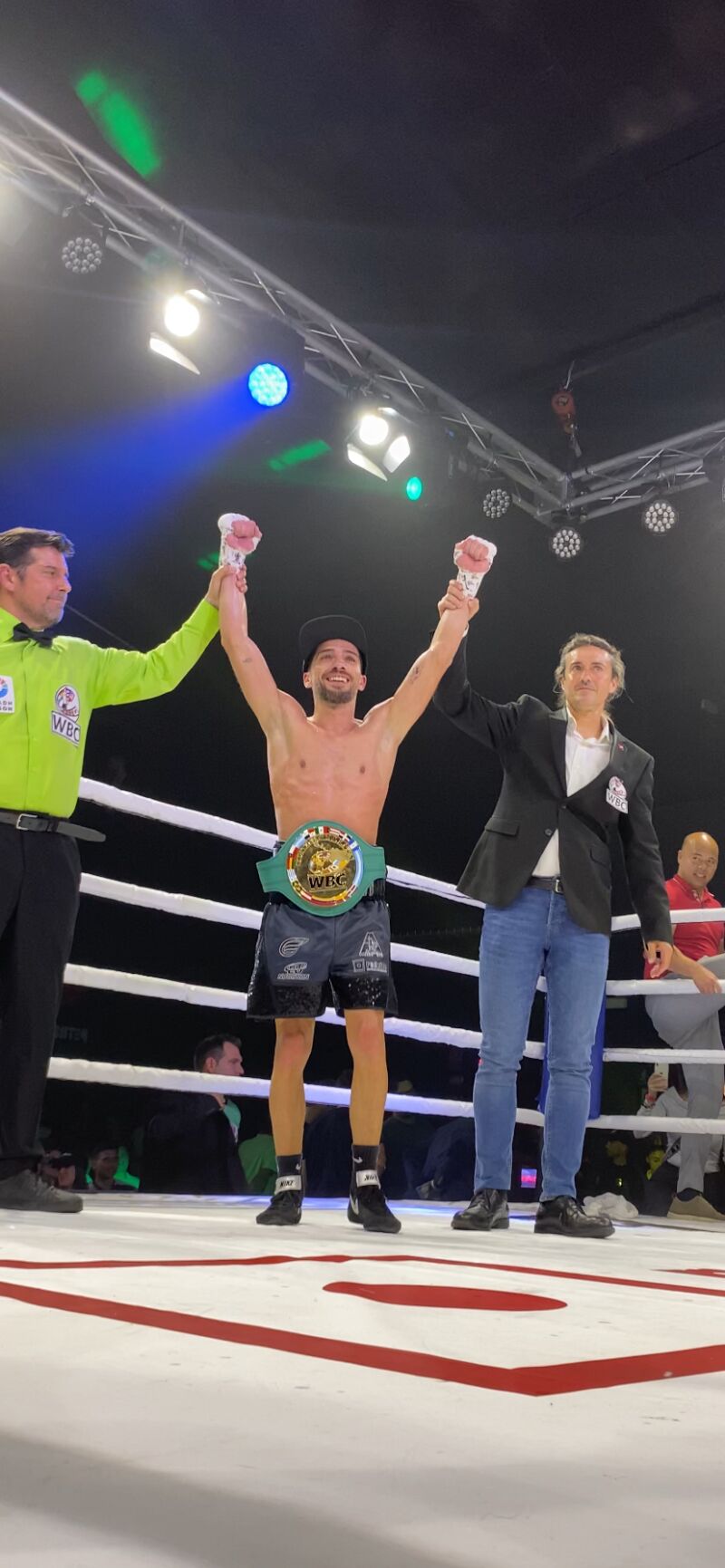 Brandon Moreno junto a Carlos Utrilla y el árbitro del combate