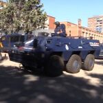 Uno de los vehículos de los antidisturbios de la Policía Nacional en Moratalaz