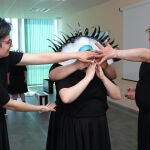 La compañía 'Includanza' de la Fundación San Cebrián, liderada por Natalí Camolez, ensaya su nuevo espectáculo 'Iris'