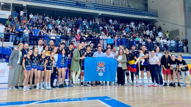 El UC3M Voleibol Leganés celebrando el ascenso