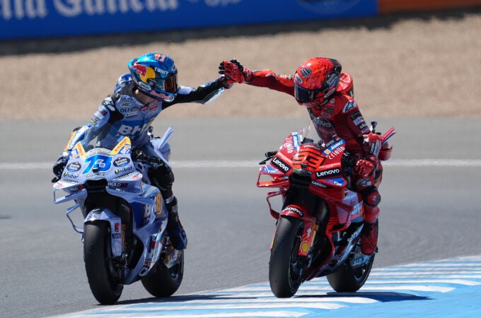 Álex y Marc Márquez se felicitan tras ser primero y segundo en la Sprint de Jerez