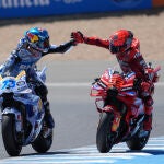 Álex y Marc Márquez se felicitan tras ser primero y segundo en la Sprint de Jerez