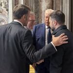 A handout photo made available by the Ukrainian Presidential Press Service shows (L-R) French President Emmanuel Macron, British Prime Minister Keir Starmer, US President Donald J. Trump, and Ukrainian President Volodymyr Zelensky speaking in Saint Peter's Cathedral prior to the funeral Mass of Pope Francis in Saint Peter's Square in Vatican City, 26 April 2025. 