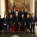 Los reyes Felipe y Letizia posan en la embajada de España en la Santa Sede, junto a la delegación española que asistirá hoy sábado al funeral del papa Francisco, que reunirá a medio centenar de jefes de Estado y de Gobierno y diez reyes. Junto con los reyes viajan las vicepresidentas María Jesús Montero y Yolanda Díaz, el ministro de Presidencia, Félix Bolaños, y el líder del Partido Popular, Alberto Núñez Feijóo. 
