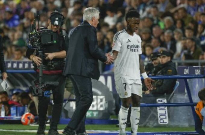 Ancelotti hablando con Vinicius
