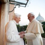 Papa.- 11 años de la 'ceremonia de los 4 papas': Juan XXII y Juan Pablo II canonizados por Francisco y Benedicto XVI