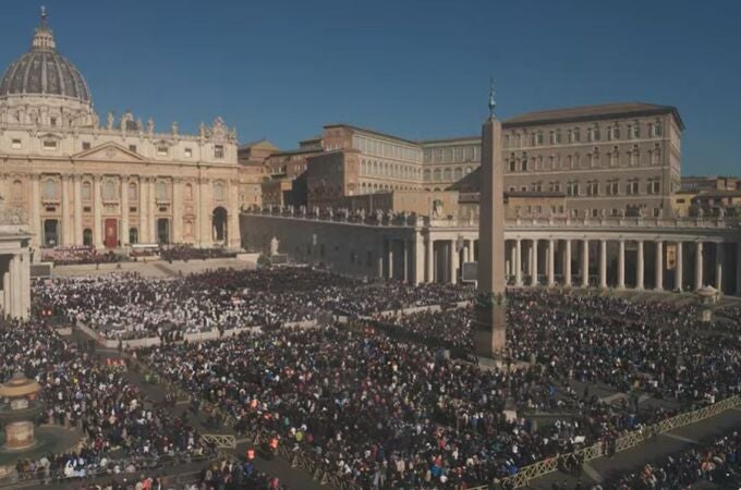 Plaza del Vaticano llena a rebosar para despedir al Papa Francisco