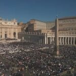 Plaza del Vaticano llena a rebosar para despedir al Papa Francisco
