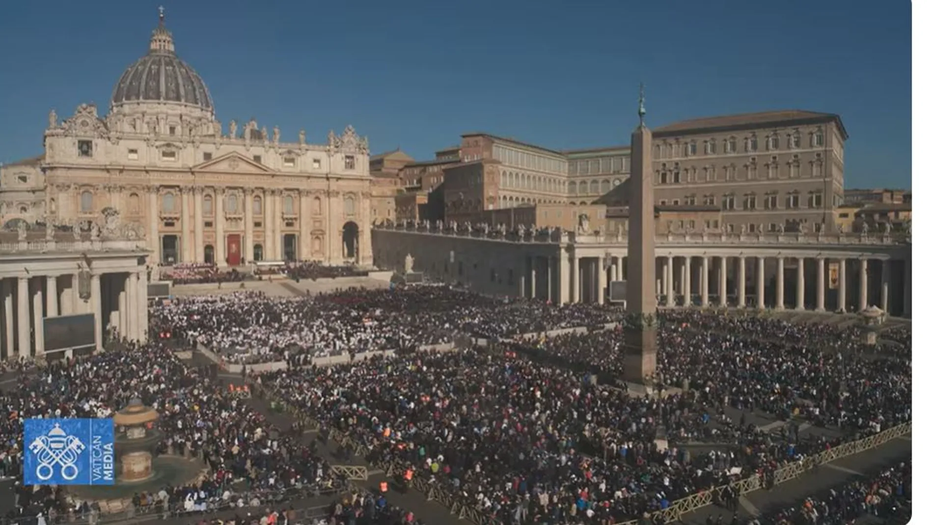 Plaza del Vaticano llena a rebosar para despedir al Papa Francisco