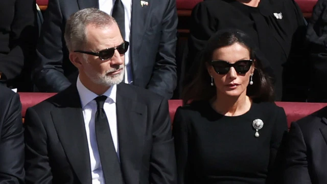 Los Reyes Felipe y Letizia con gafas de sol en el funeral por el Papa Francisco