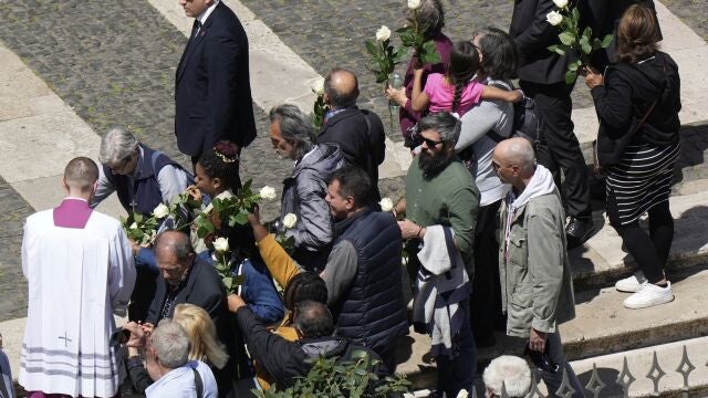 Los miembros del cortejo esperaron la llegada del féretro con rosas blancas