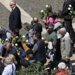Los miembros del cortejo esperaron la llegada del féretro con rosas blancas