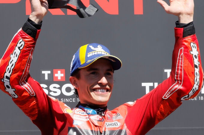 Marc Márquez celebra su triunfo este sábado ante la afición española