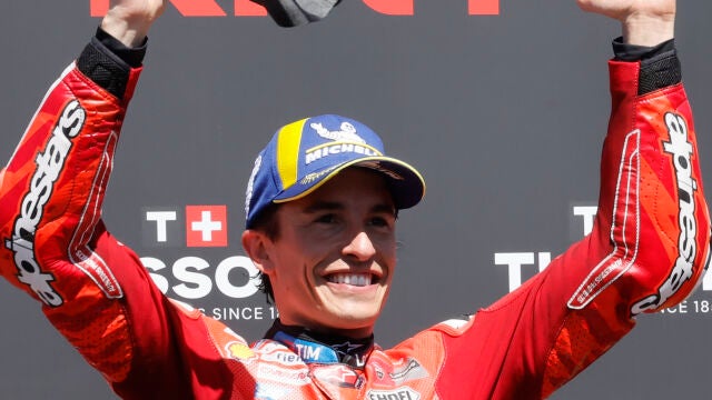 Marc Márquez celebra su triunfo este sábado ante la afición española