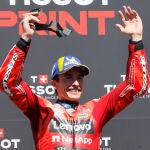 Marc Márquez celebra su triunfo este sábado ante la afición española