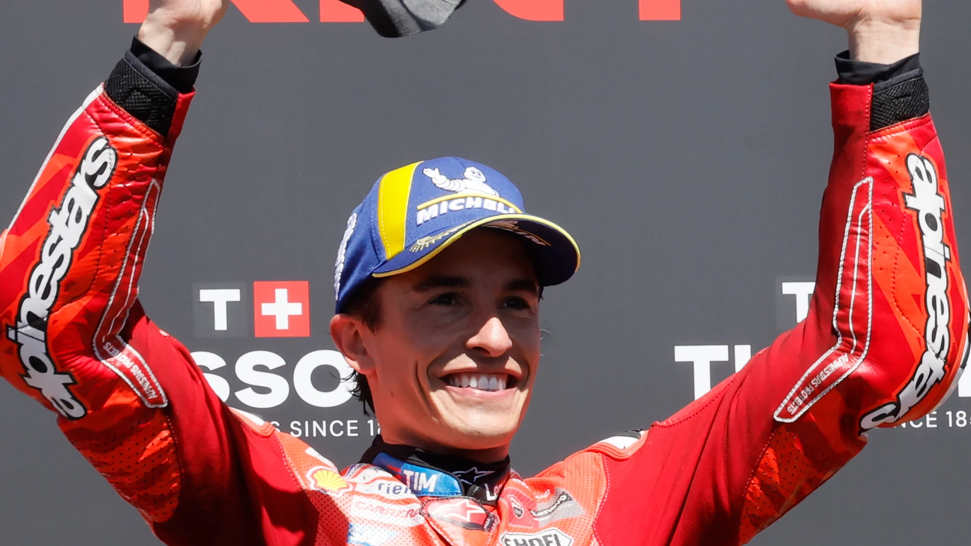JEREZ DE LA FRONTERA (CÁDIZ), 26/04/2025.- El piloto Marc Márquez (Ducati Desmosedici GP25) en el podio tras quedar en primera posición, en la carrera al 'sprint' del Gran Premio de España de MotoGP en el circuito 'Ángel Nieto' de Jerez de la Frontera. EFE/ Jose Manuel Vidal
