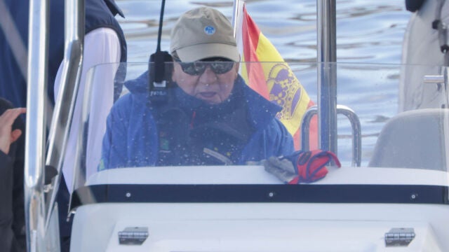 El Rey Juan Carlos disfruta de un nuevo día de regatas en Sanxenxo