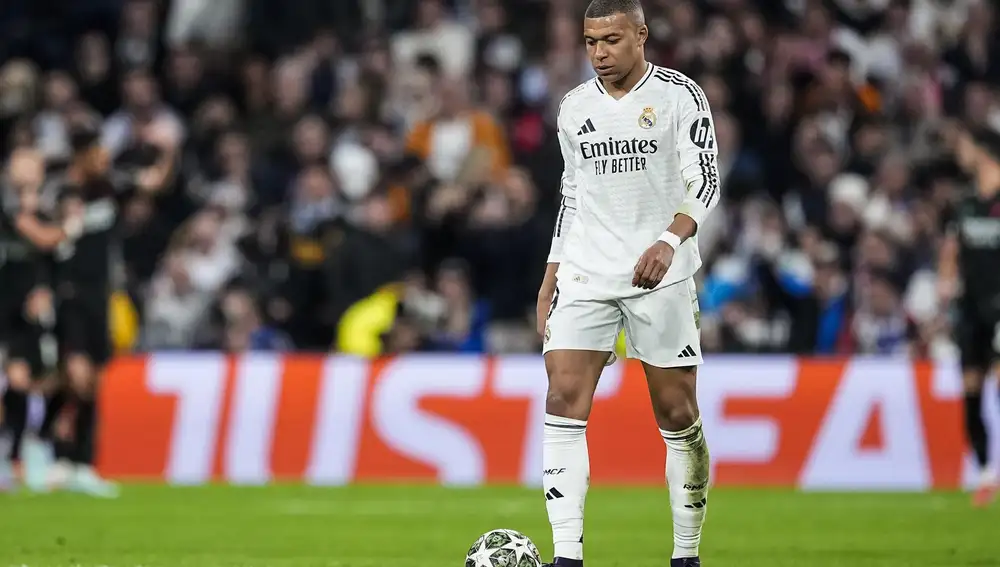 Fútbol/Copa.- AMP.- Kylian Mbappé arranca en el banquillo y Dani Olmo es titular en el Clásico de la final de Copa
