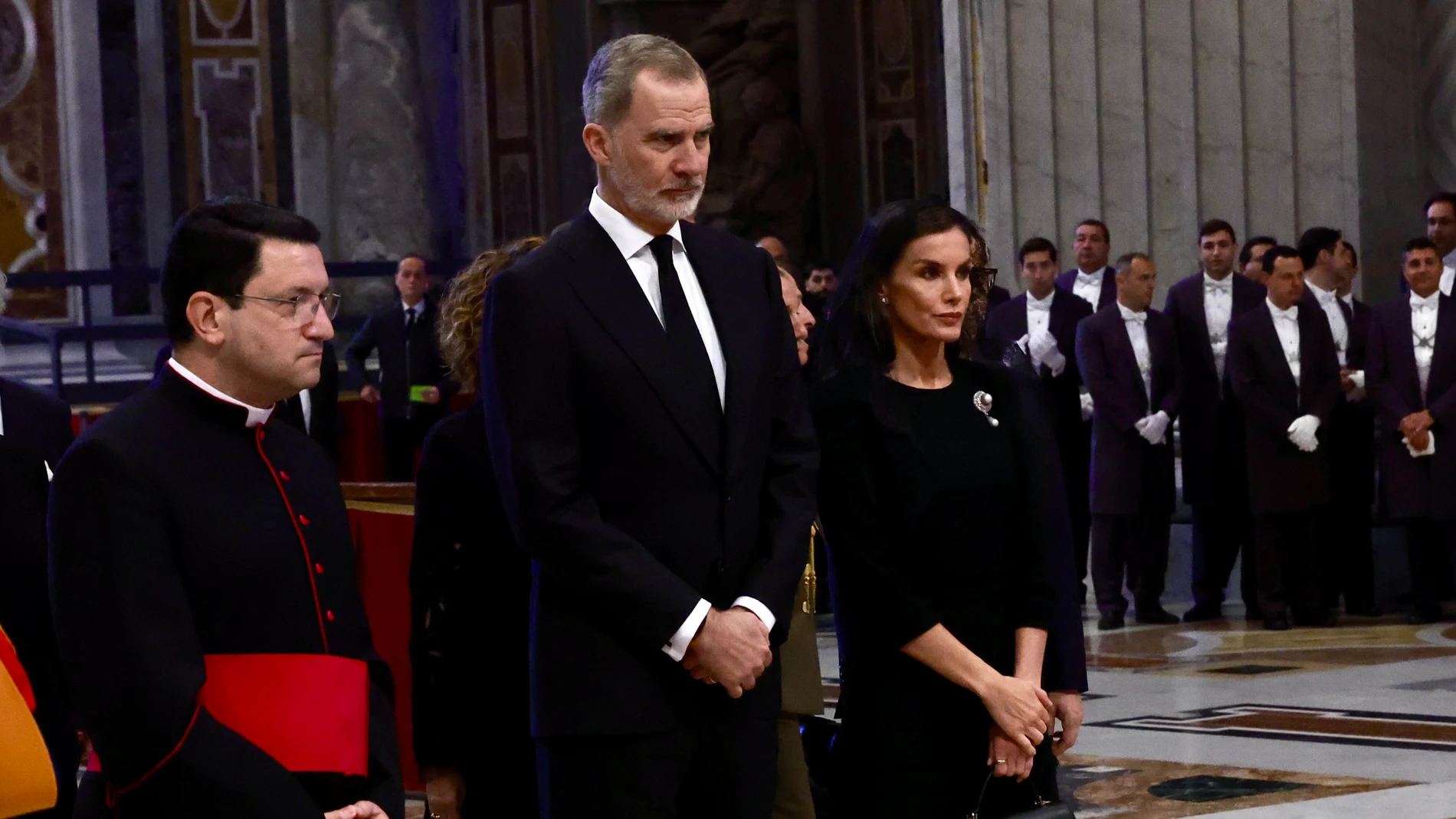 CIUDAD DEL VATICANO, 26/04/2025.- Los reyes Felipe y Letizia, junto a la delegación española, en la Basílica de San Pedro para rendir tributo al papa Francisco antes del funeral, este sábado. EFE/Casa de S.M. el Rey/Francisco Gómez -SOLO USO EDITORIAL/SOLO DISPONIBLE PARA ILUSTRAR LA NOTICIA QUE ACOMPAÑA (CRÉDITO OBLIGATORIO)-